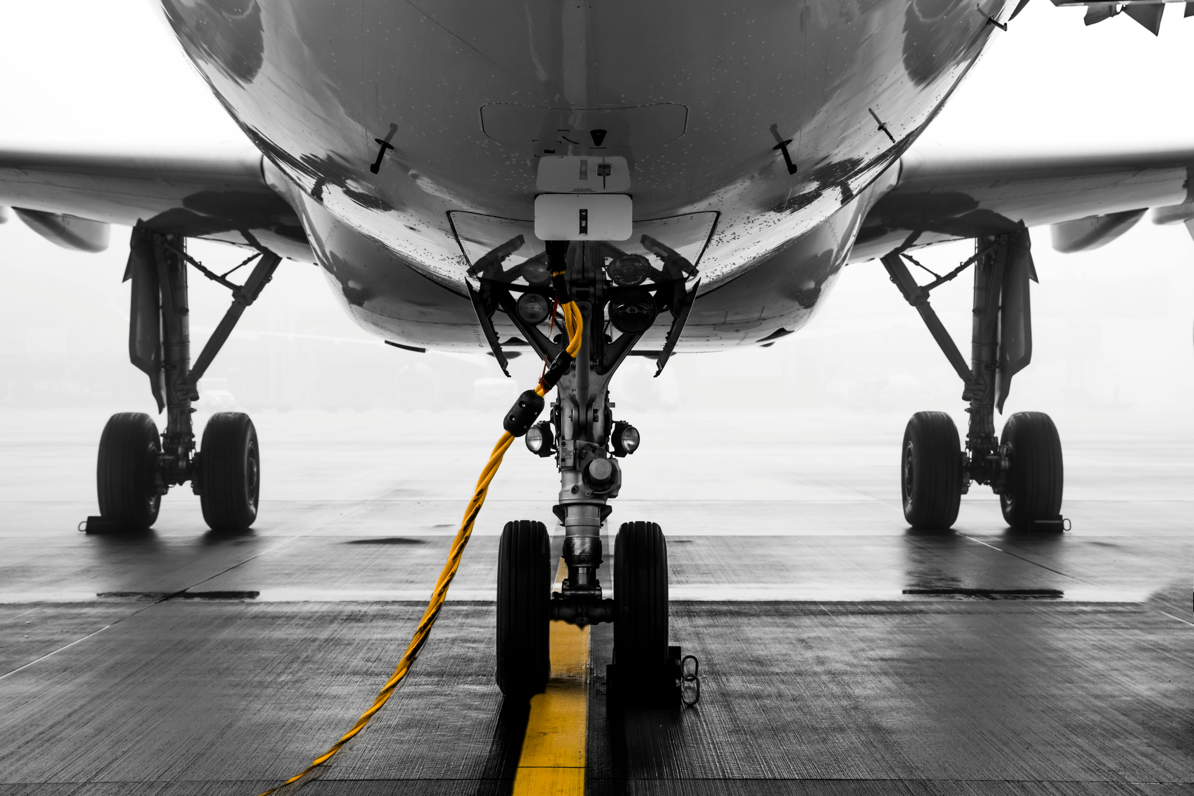 Equipo de técnicos de CIMA Aviación trabajando en una aeronave
