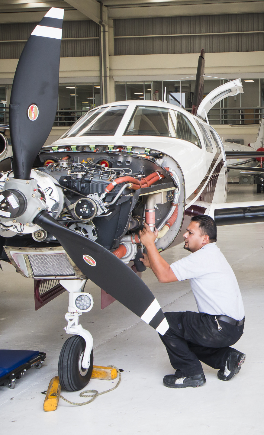 Técnico realizando mantenimiento al motor de una aeronave