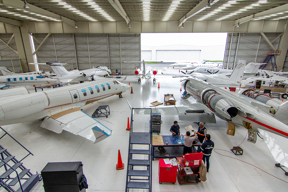 Reparación de planeador de aeronave en hangar de CIMA Aviación