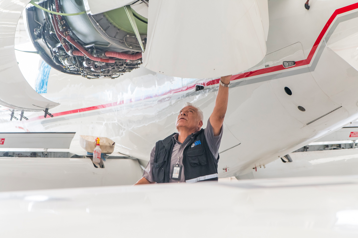 Técnico de CIMA Aviación inspeccionando una aeronave