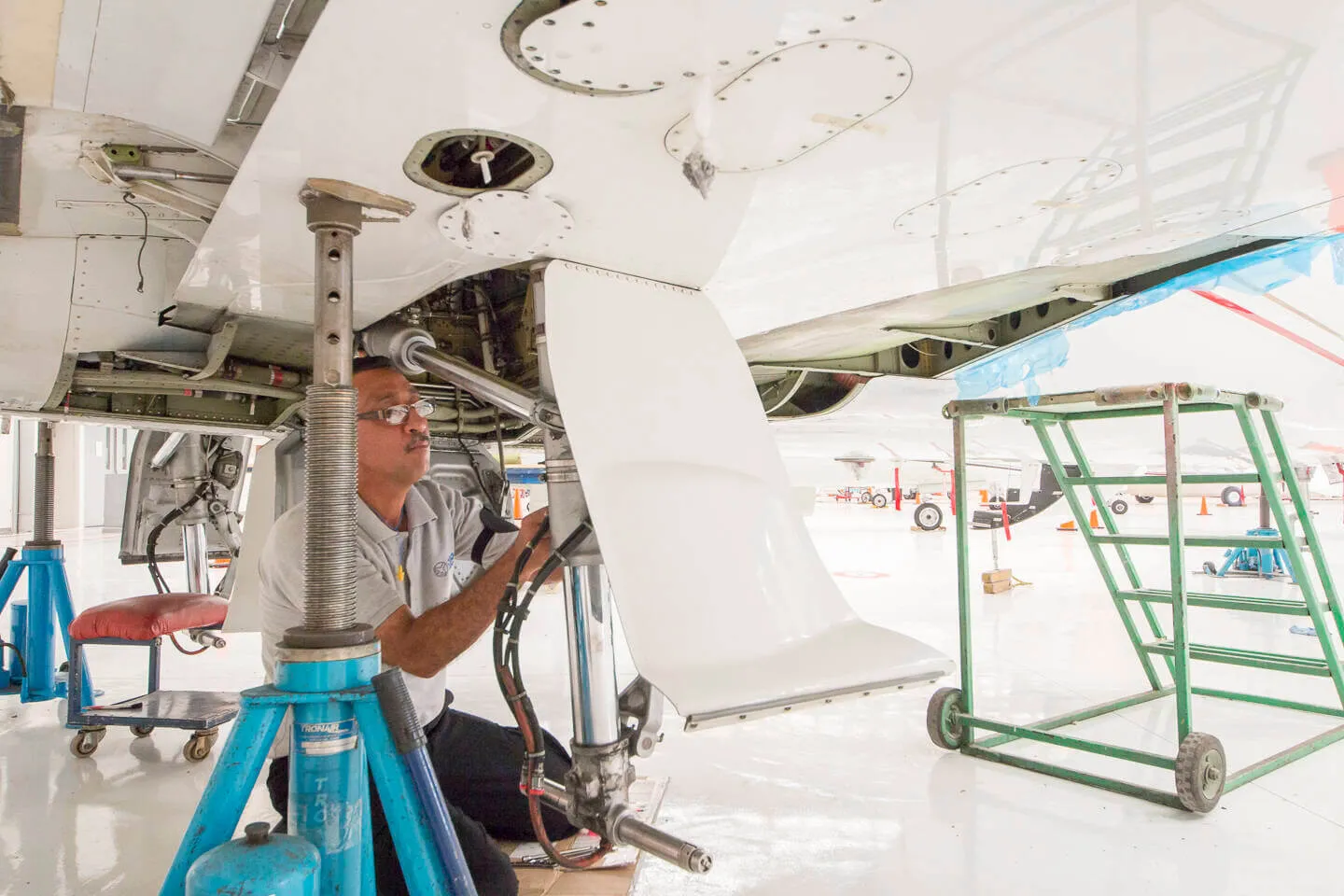Técnicos de CIMA Aviación trabajando en una aeronave Bombardier